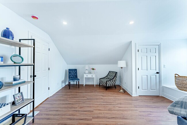 Building Photo - 2343 Ridgeland Ave