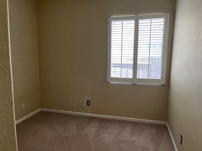 Building Photo - Desirable 3 bedroom 2 bath Home in Roseville