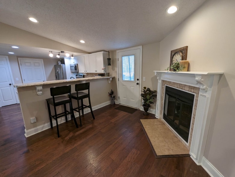 Building Photo - 213 Webb St