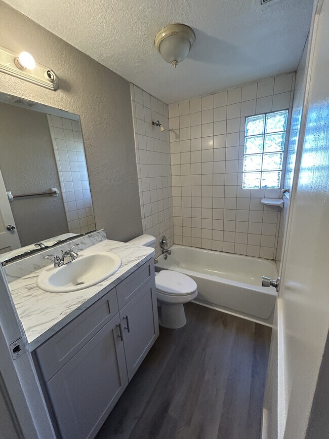 Building Photo - 2420 TanglewoodMain House