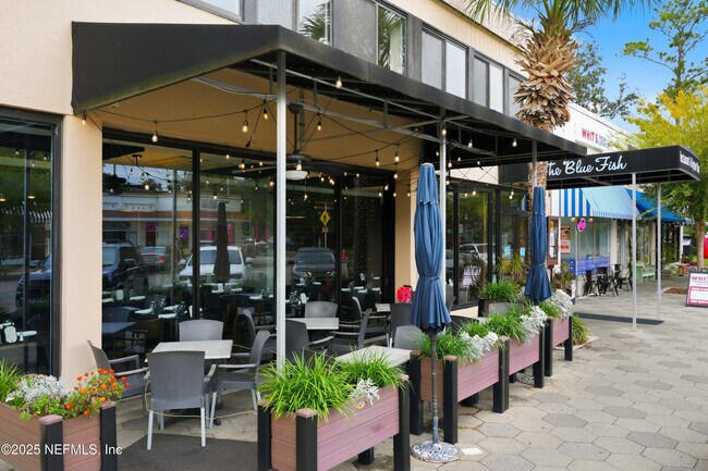 Building Photo - 3319 Pine St