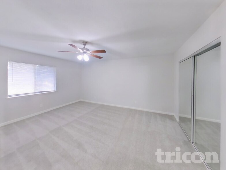 Building Photo - 2106 Newbury Dr