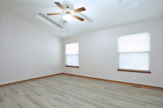 Building Photo - 724 Shady Oaks Ct