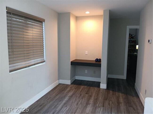 Building Photo - COMING SOON! NORTHWEST GEM! SPACIOUS HOME ...