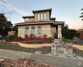 Building Photo - AVAILABLE! Open House Saturday 2/8/25 at 1...