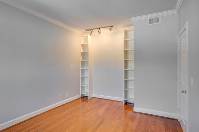 Building Photo - Spacious 2BR/2BA End Unit Condo in Desirab...