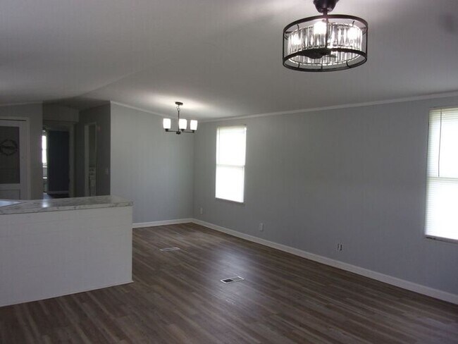 Building Photo - Beautifully Renovated 3 Bedroom 2 Bath Home in the Newport Area