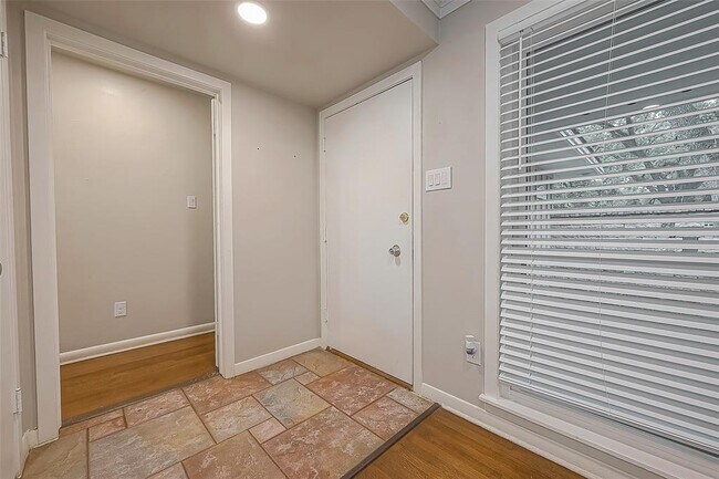 Building Photo - 5238 Beechnut St