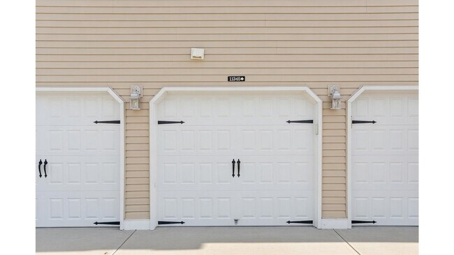 Building Photo - Great 2 Bedroom, 2 Bathroom Side by Side Townhome Unit Available in Coon Rapids - WON'T LAST LONG