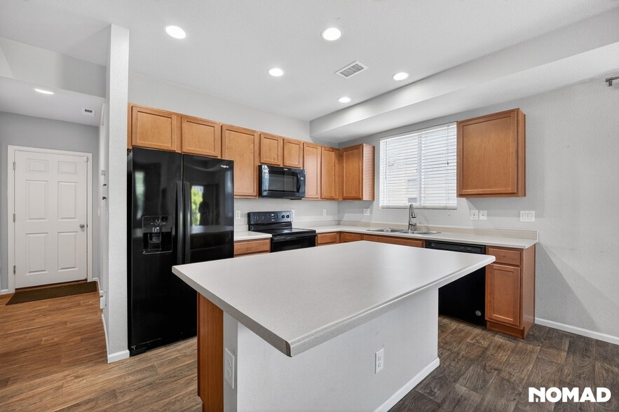 Building Photo - 16041 E Elk Dr