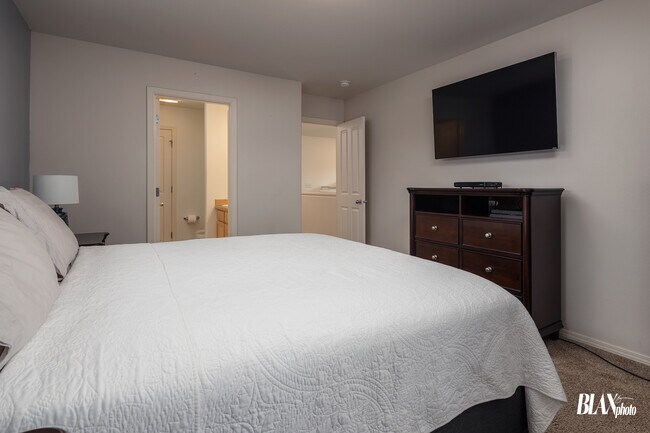 Building Photo - 11050 Solitude Cir