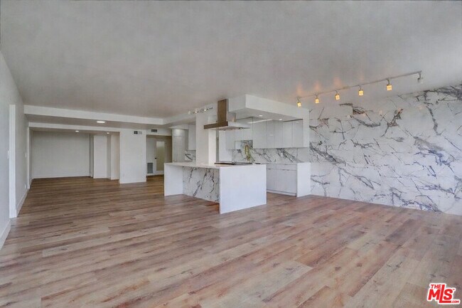 Building Photo - 435 N Oakhurst Dr