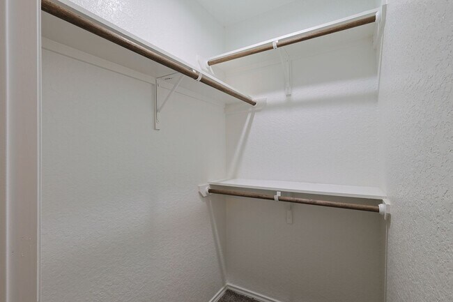 Building Photo - Charming 3/2 Minutes from Downtown NBTX