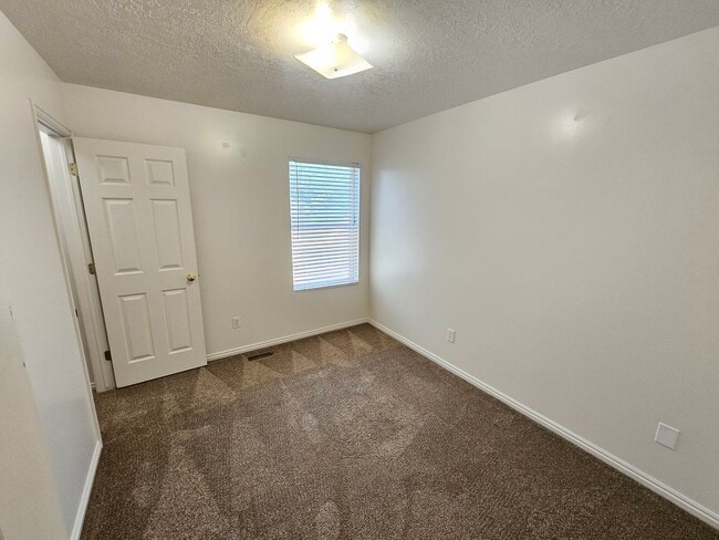 Building Photo - Spacious 3 Bd 2.5 Bath Townhouse in Bountiful