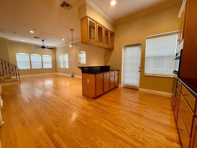 Building Photo - 3 Bed 2.5 Bath Townhouse in A+ location!