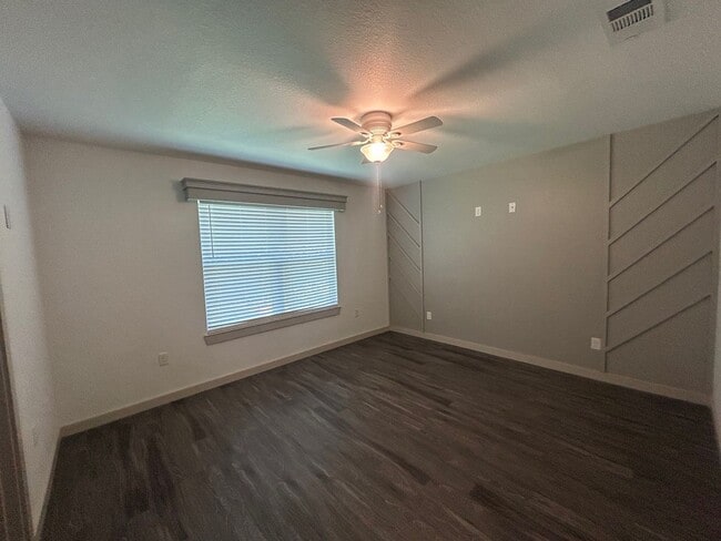 Building Photo - Beautiful Updated Home