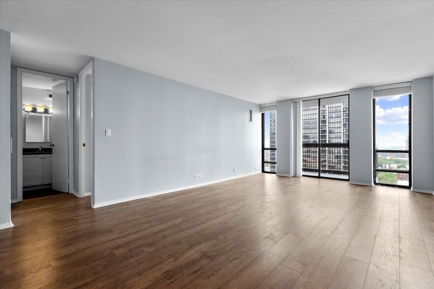 Building Photo - 1660 N La Salle Dr