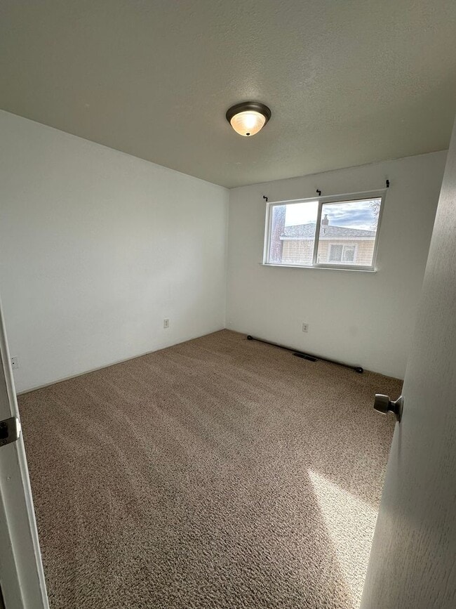 Building Photo - Beautiful 3 Bedroom, 2 Bath Home with One-Car Garage & Storage Shed in Kennewick