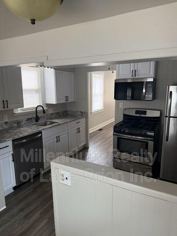 Building Photo - 154 W Madge Ave