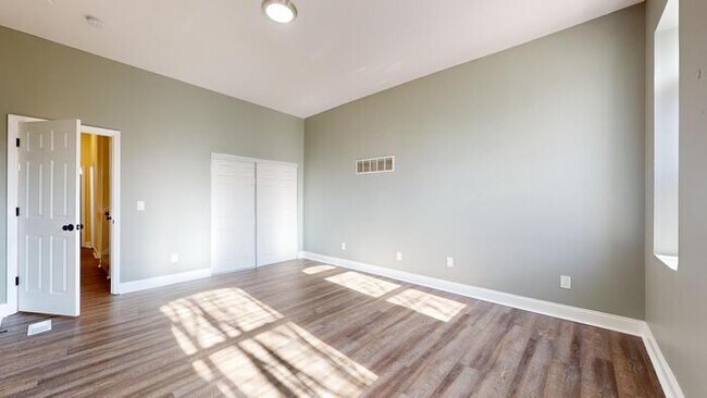 Building Photo - Renovated 4Bd 2.5 Bth Town Home Near Soula...