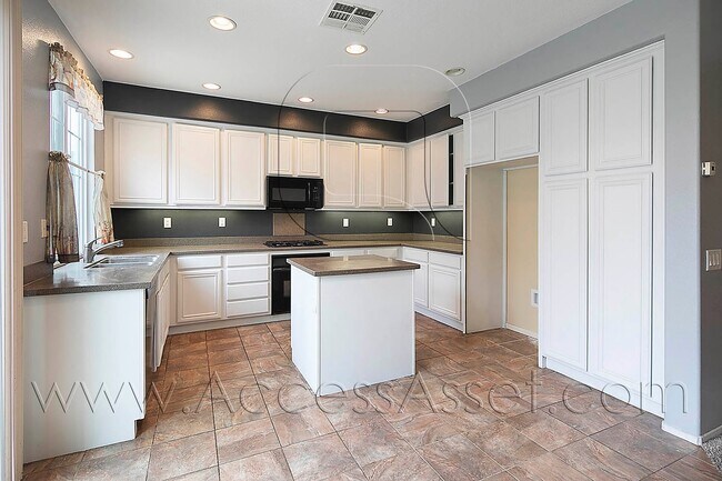 Building Photo - Charming 4 Bedroom, 3 Bathroom Home in Murrieta with Spacious Layout & Bright Interiors