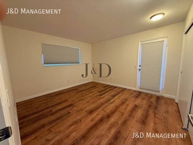 Building Photo - 526 S Tulip St