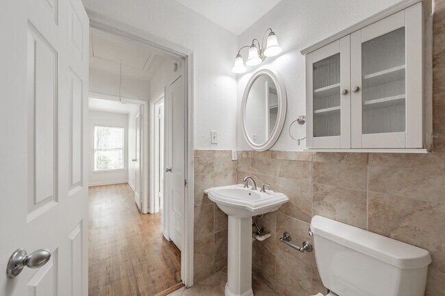 Building Photo - Cute two-bedroom, one-bath home in the hea...