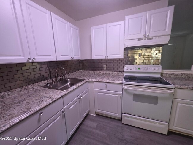 Building Photo - 747 E University Blvd