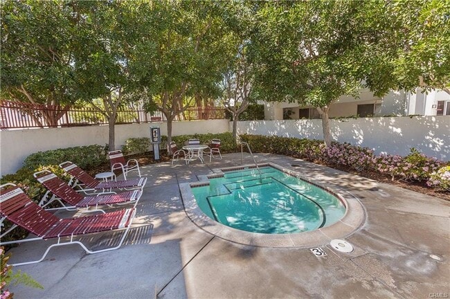 Building Photo - Ground Floor 2bed Condo w/ attached garage