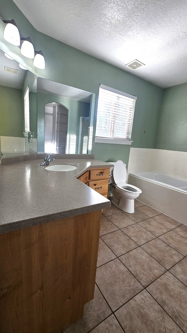 Building Photo - 2718 N Elm Dr