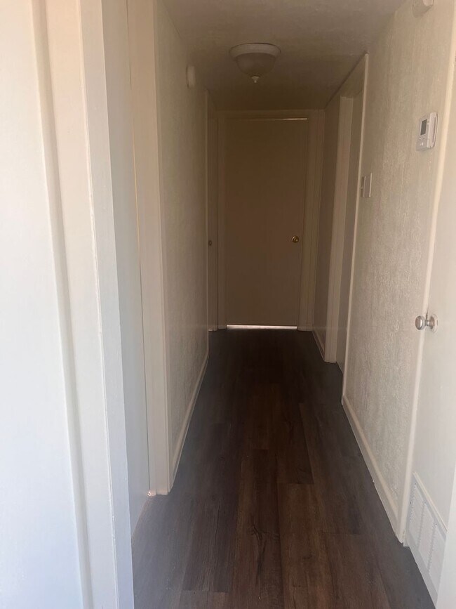 Building Photo - Charming home located near John Ireland El...