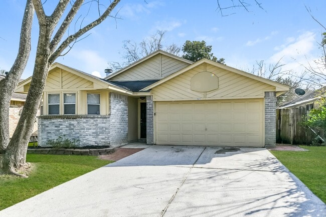 Building Photo - 3823 Ebury Dr