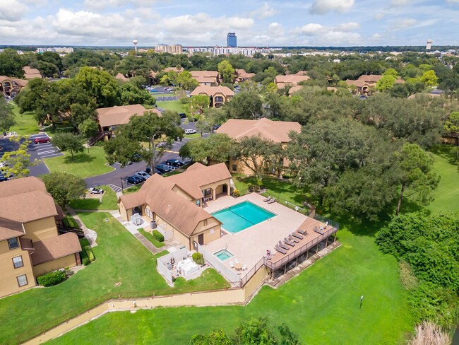 Building Photo - 1/1 Condo in GATED ~ LAKEFRONT community i...