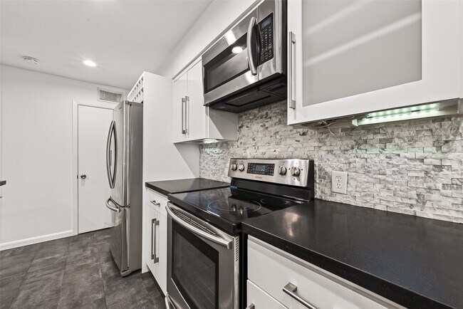 Building Photo - 5524 Beverly Hill St