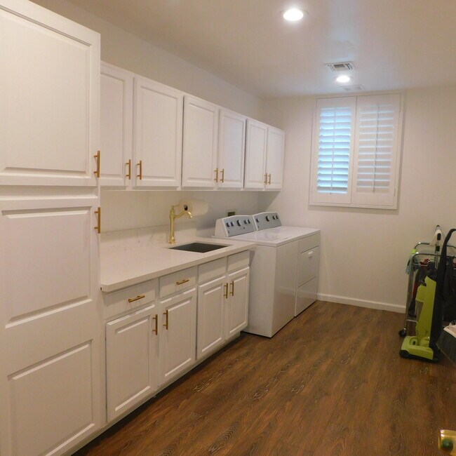 Building Photo - 14 Mission Palms Dr W