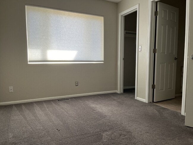 Building Photo - Beautiful townhome is Crown Point II!