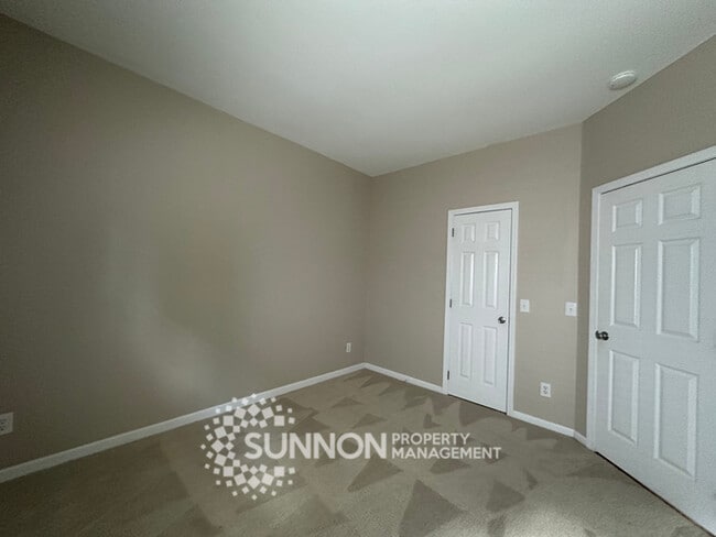 Building Photo - Charming 3-Bedroom Ranch with Sunroom & Wo...