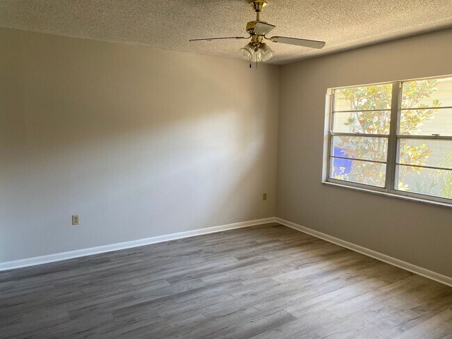 Building Photo - Spacious 2BR/1BA Townhouse in Prime Lakeland Location