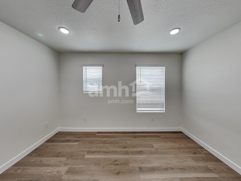 Building Photo - 1244 W Mahogany St