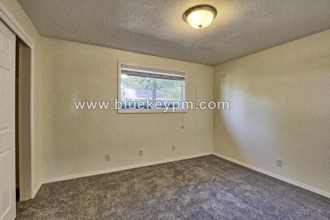 Building Photo - $1545 Month    2 Bed, 1 Bath Condo Living Downtown Vancouver on 33rd and Kauffman