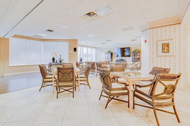 Building Photo - FURNISHED 2 Bedroom Condo in Daytona Beach...