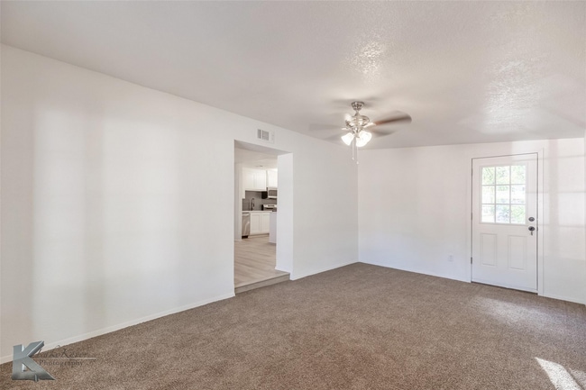 Building Photo - Furnished 3 bedroom 2 bathroom