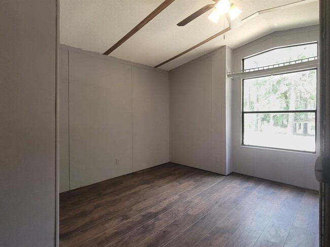Building Photo - 124 Mockingbird Ln