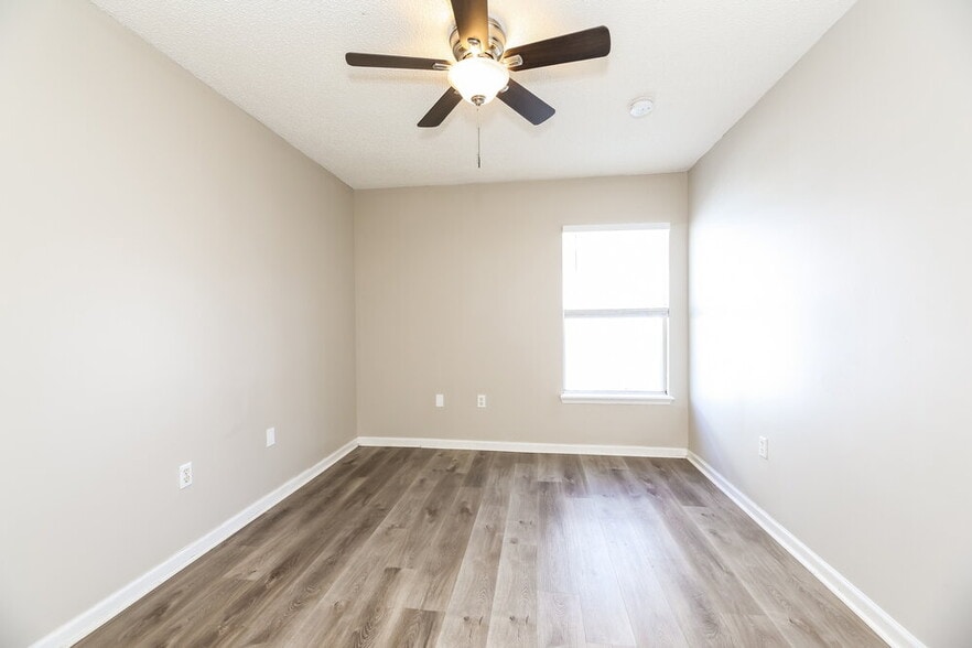 Building Photo - 7939 Cherry Blossom Dr S