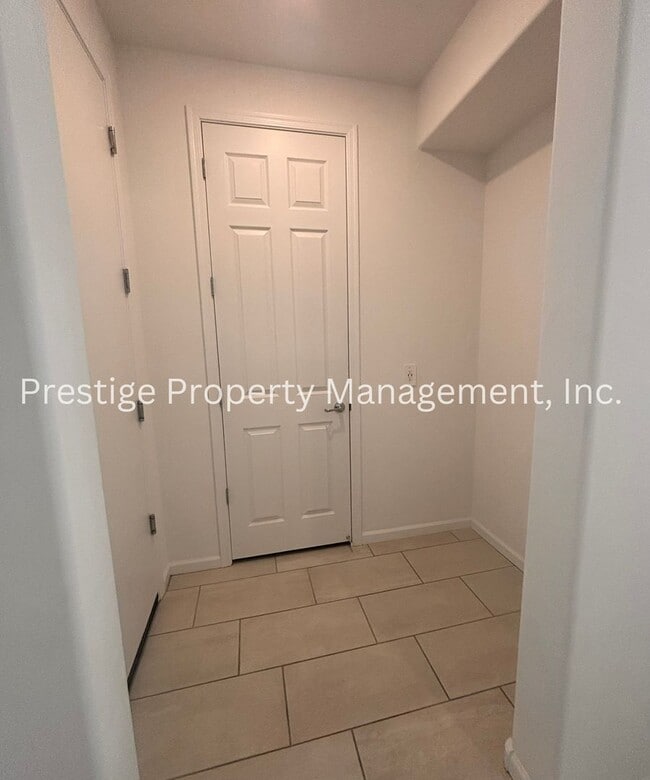 Building Photo - Beautiful 2/2 2-Story West Side Home With ...