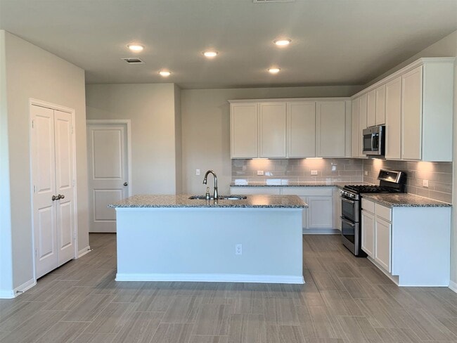 Building Photo - Large Single Level 4-bedroom in Oak Creek ...