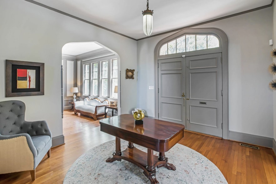 Building Photo - 624 E Victory Dr