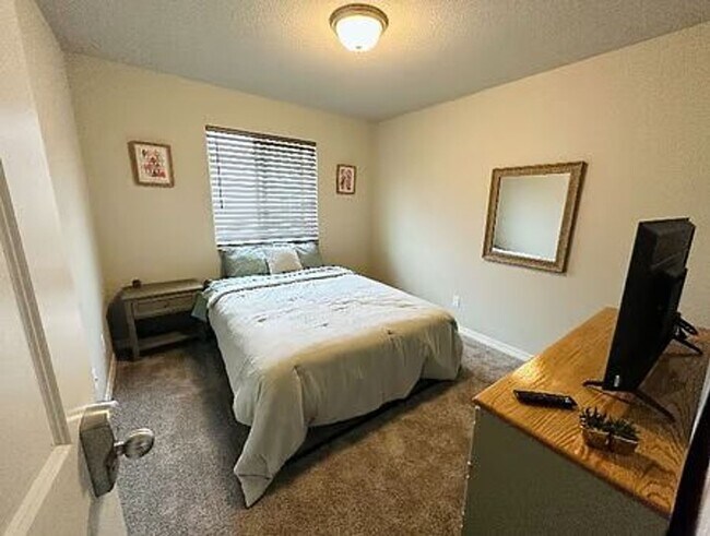 Building Photo - $2600 - 3BR/2.5BA Charming fully furnished...