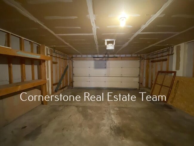 Building Photo - 1345 Coolcrest Dr
