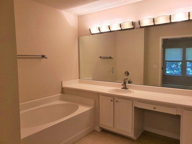 Building Photo - 115 Brentfield Loop